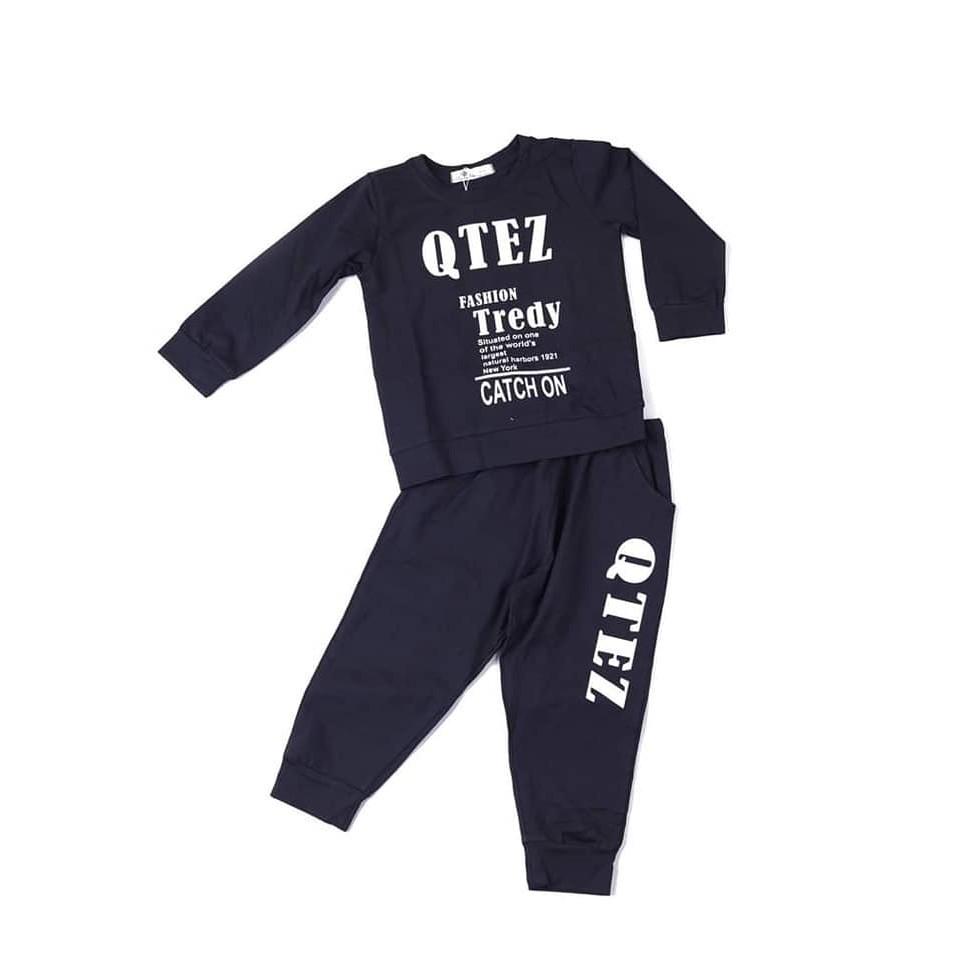 Bộ cotton thu đông bé trai chữ Qtez size 3-10T, cho bạn 12-30kg. Chất cotton dày dặn, đanh tay. Hình đính chắc chắn