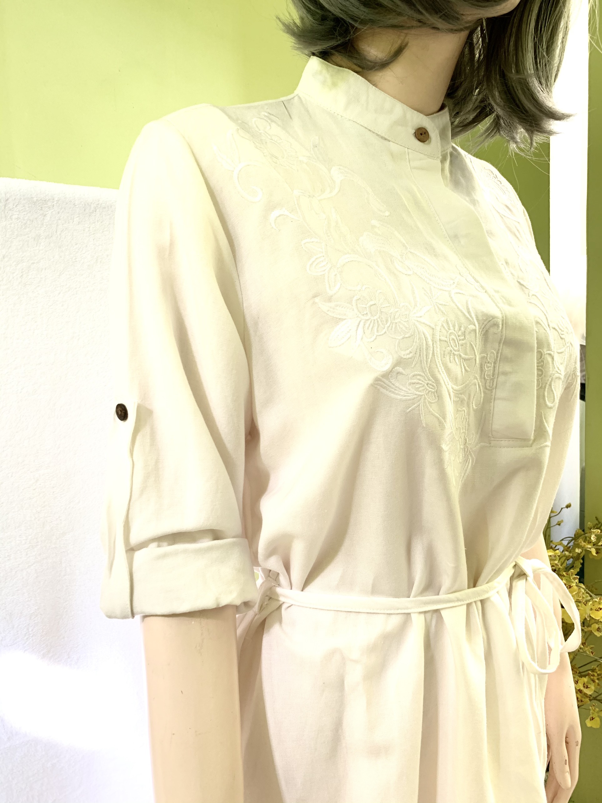 Đầm linen phong cách cổ trụ thêu họa tiết sành điệu