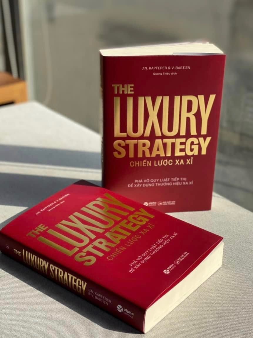 The Luxury Strategy: Chiến Lược Xa Xỉ - Phá Vỡ Quy Luật Tiếp Thị Để Xây Dựng Thương Hiệu Xa Xỉ - Nhiều tác giả - (bìa mềm)