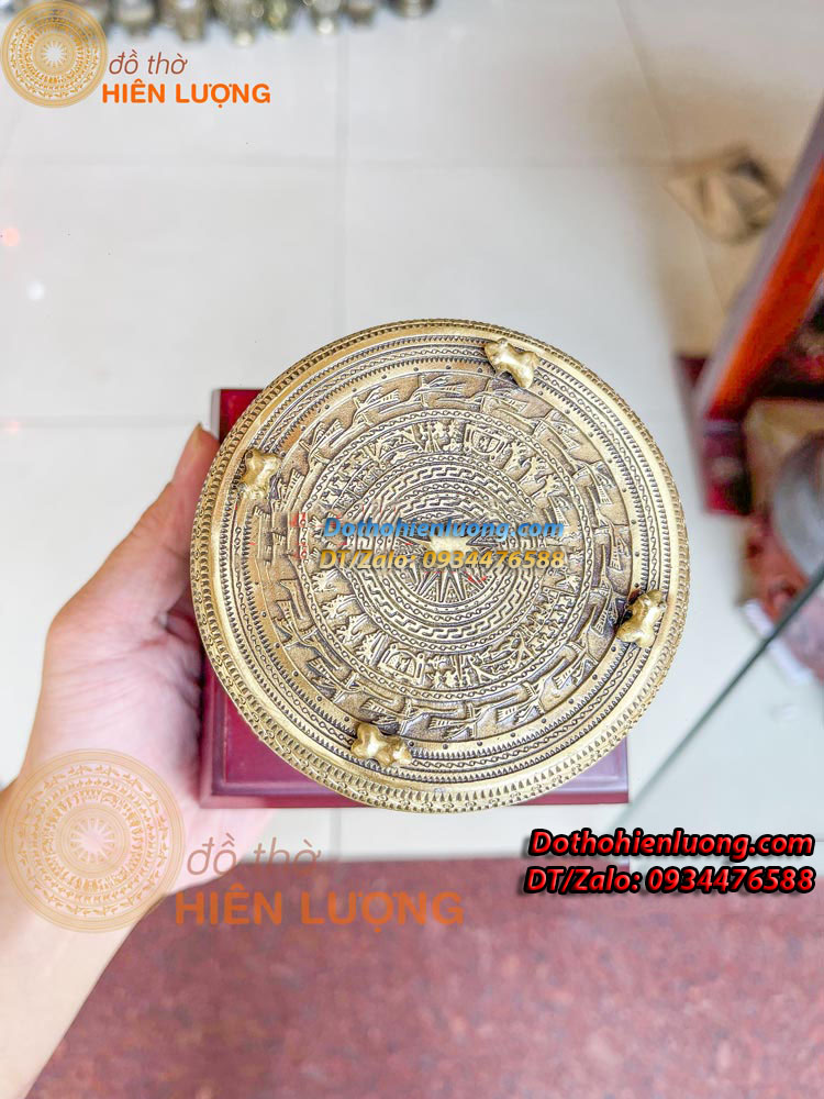 Quả Trống Đồng Đông Sơn Đế Gỗ Đường Kính 10cm Đẹp - Quà Tặng Và Vật Phẩm Trang Trí Để Bàn - Đồ Thờ Hiên Lượng