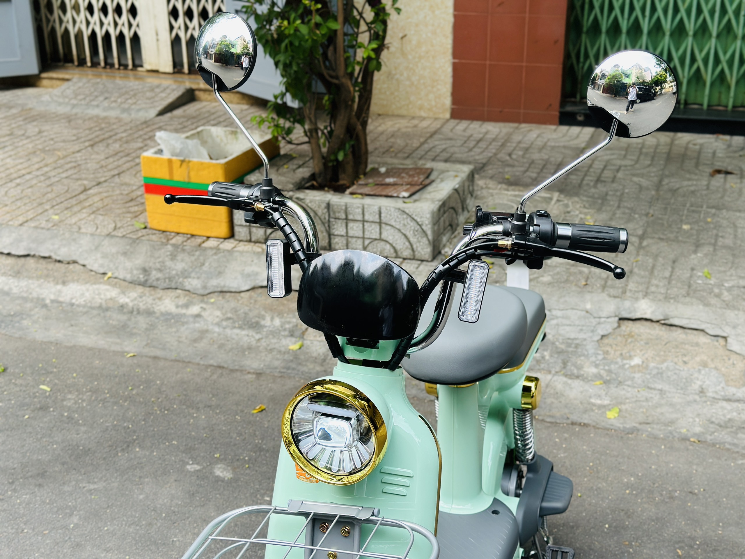 Xe Đạp Điện MOKA PRO - Vận Hành Mượt Mà, Động Cơ 500W, Vận Tốc 40Km/H, Sạc Đầy Trong 8 Tiếng, Tích Hợp Loa Bluetooth Và Chìa Khóa Thông Minh Chống Trộm, Hàng Nhập Khẩu