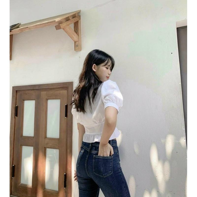 Áo kiểu croptop cổ bèo trắng tay ngắn phồng ôm eo nút bọc