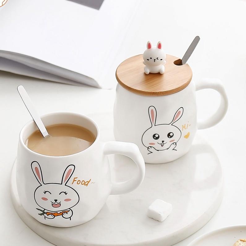 Ly sứ có quai, Ly thuỷ tinh dễ thương, Quà lưu niệm, họa tiết cute, kèm muỗng và nắp hình thỏ 450ml