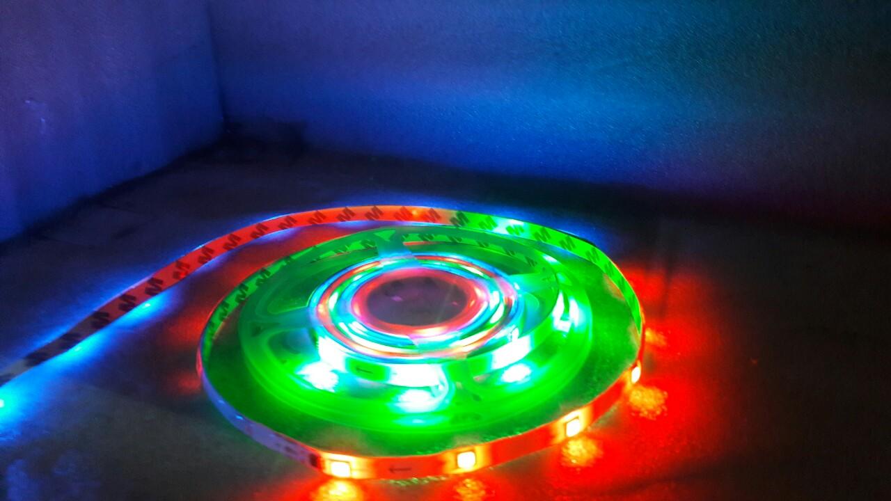 Cuộn dây LED 5M có keo chạy đổi màu