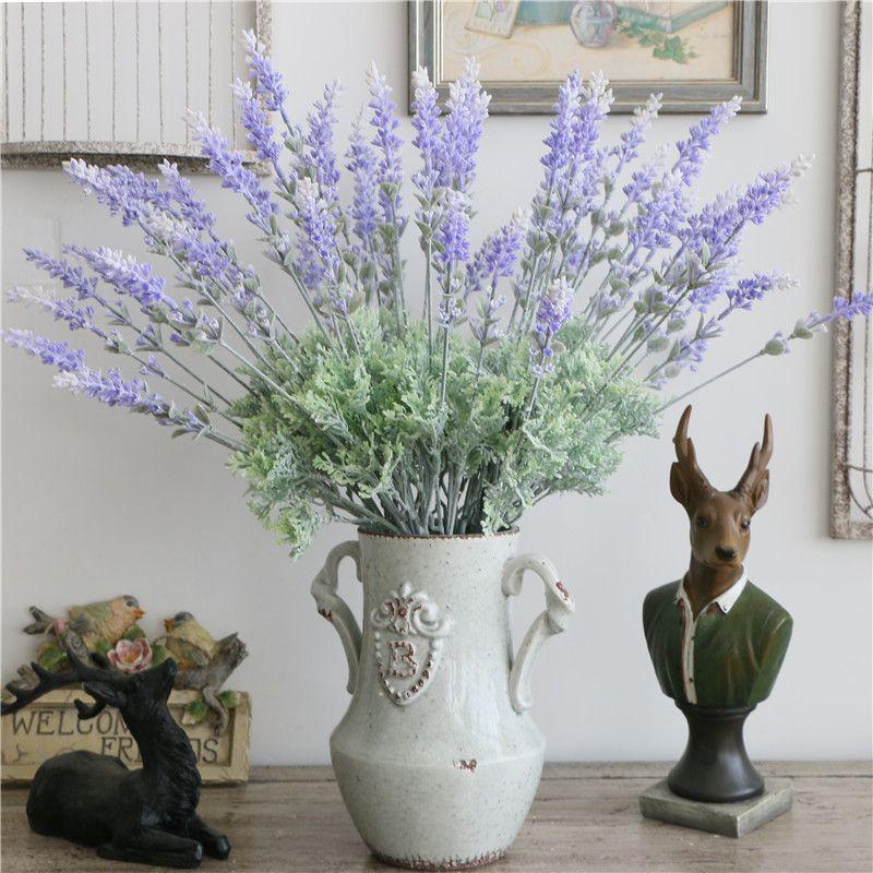 Cành hoa lavender tím phủ phấn