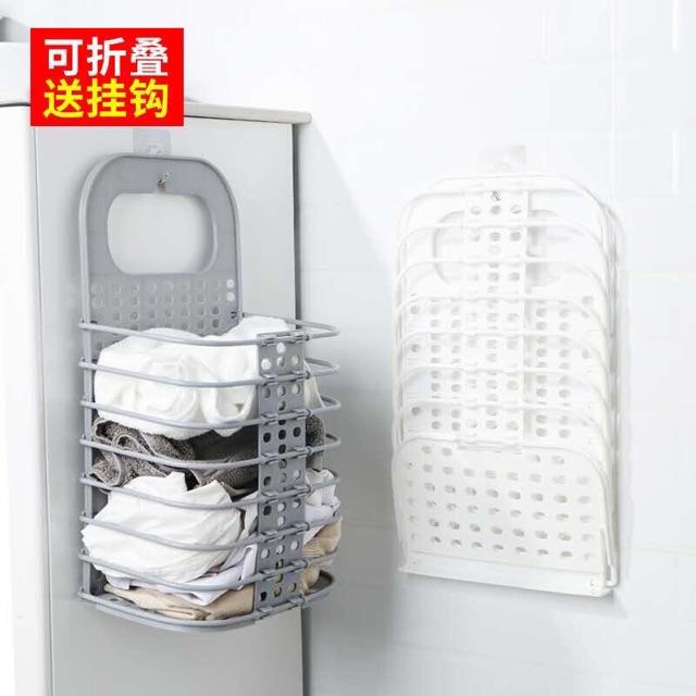Giỏ gấp gọn treo cạnh máy giặt.