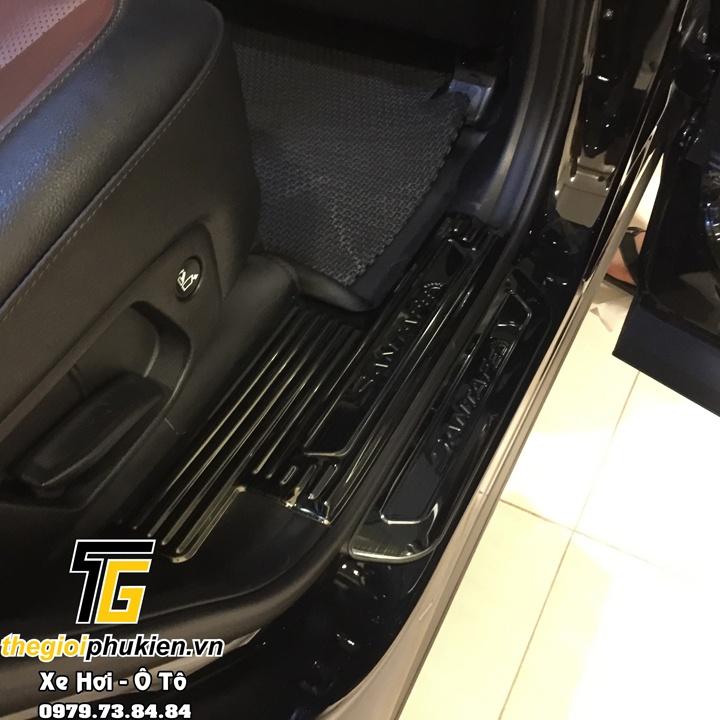 BỘ SẢN PHẨM Nẹp bước chân và ốp chống trầy cốp Hyundai Santafe 2021 - Mẫu Titan