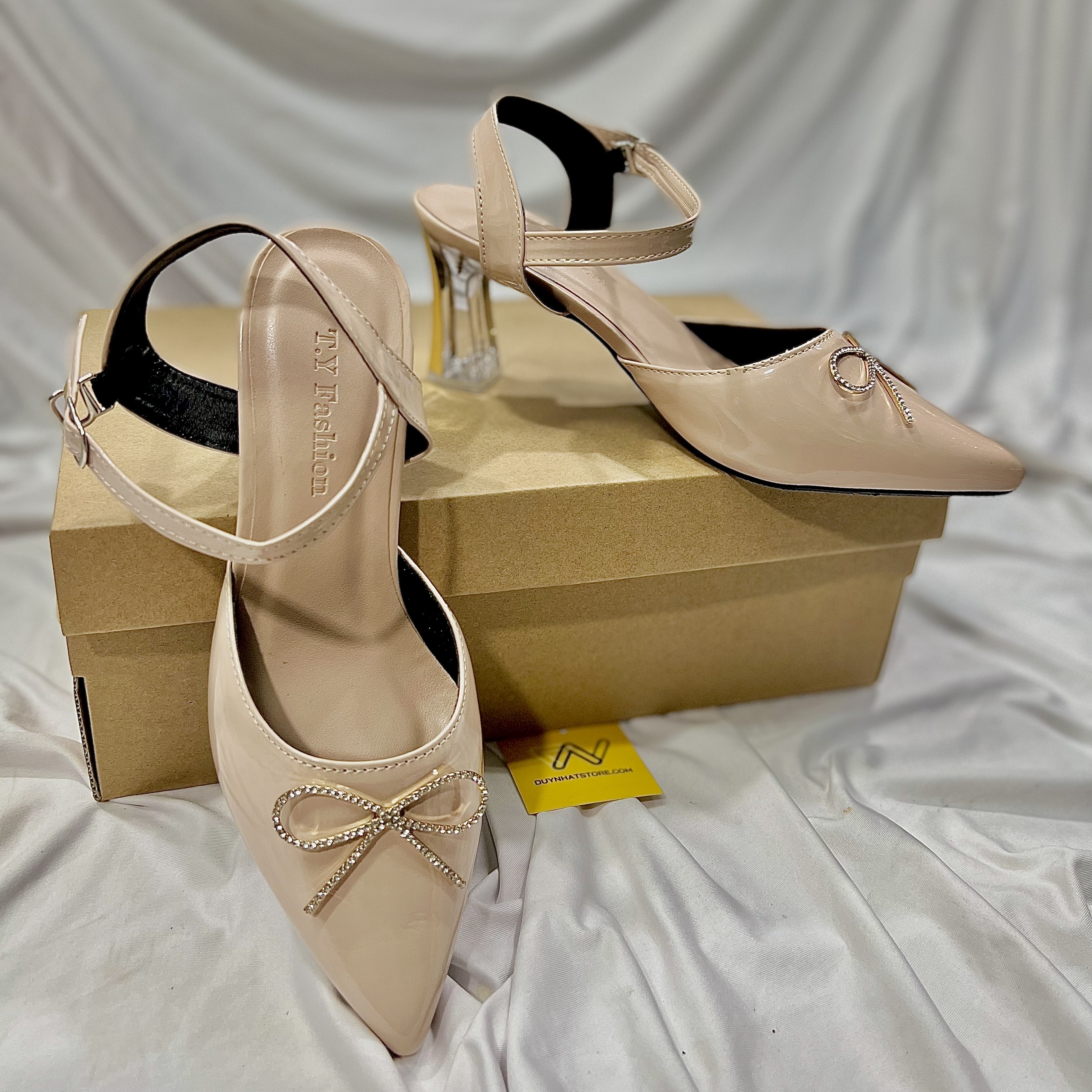 Giày Bít Mũi Sandal Khóa Nơ Cao Gót 7cm Giày Duy Nhật Store Phối Da Bóng Gót Trong Uzzang Trend Thanh Lịch Màu Đen Kem