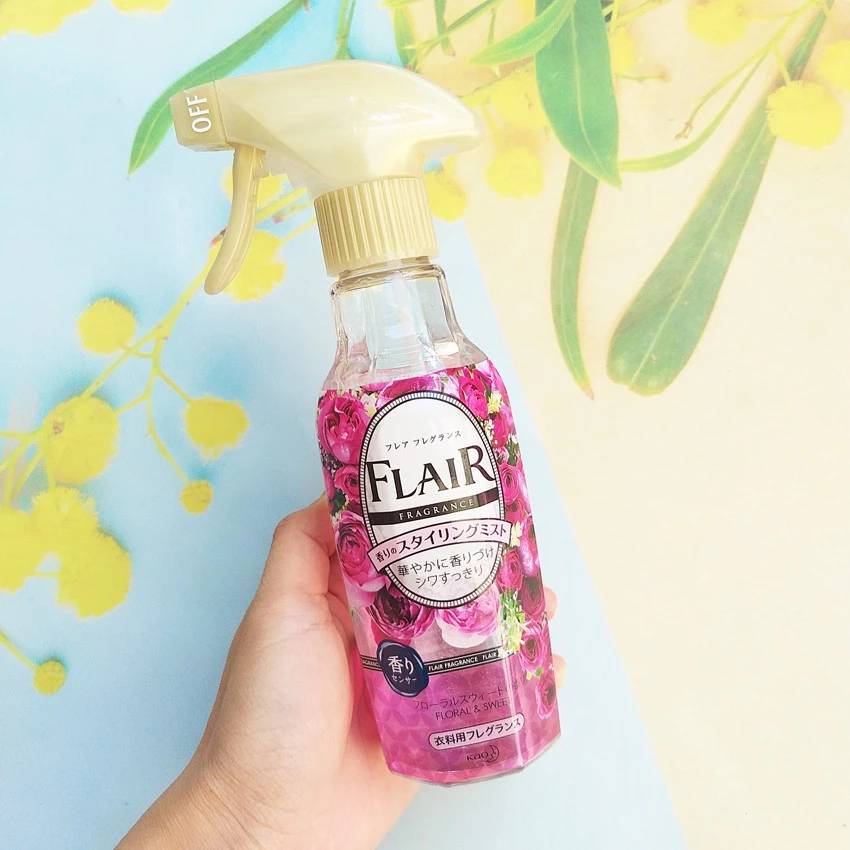 Xịt thơm và làm phẳng quần áo KAO hương hoa 270ml