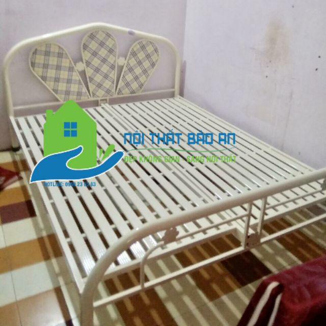 Giường sắt ngang 1m6 dài 2m màu kem
