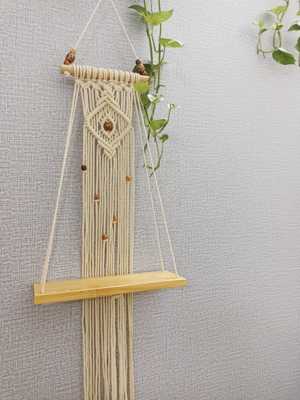 Kệ gỗ trang trí dây treo tường tết macrame phối hạt vòng phong cách boho