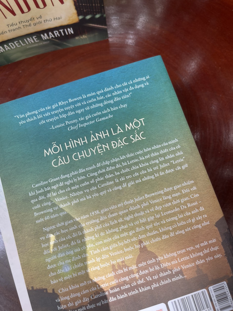 HIỆU SÁCH CUỐI CÙNG Ở LONDON - Madeline Martin; MỘT THƯ VIỆN Ở PARIS – Janet Skeslien Charles; KÍ HỌA VENICE – Rhys Bowen - Tân Việt – NXB Văn học
