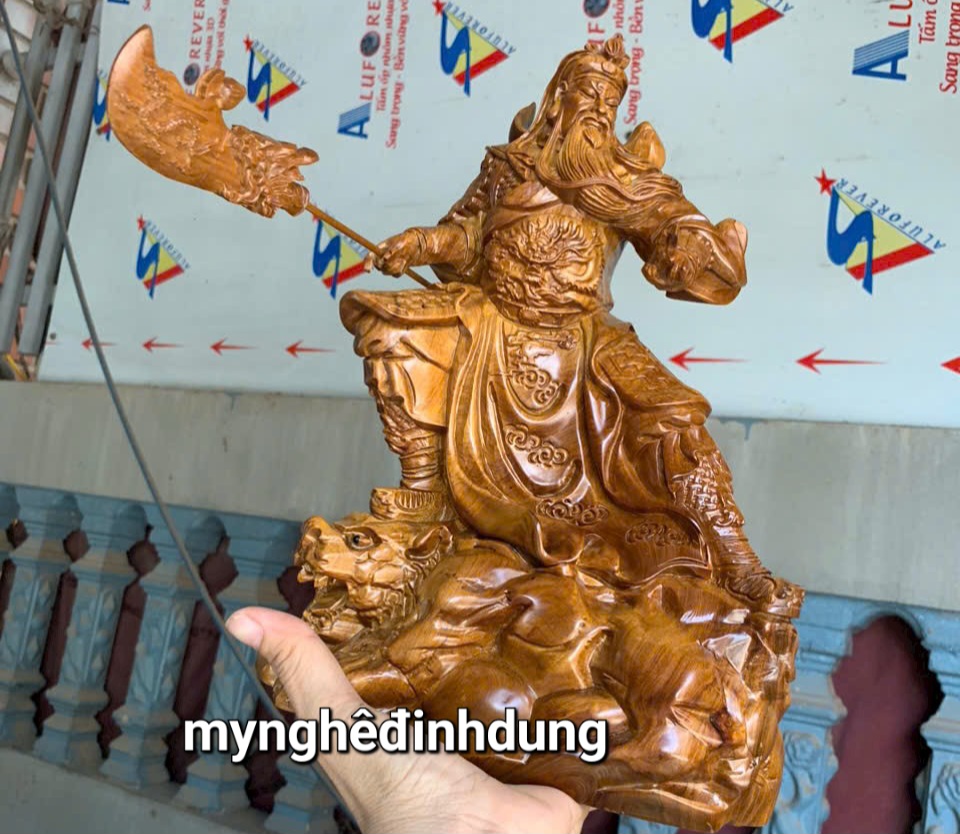Tượng quan công múa đao bằng gỗ bách xanh thơm nức kt cao 30cm