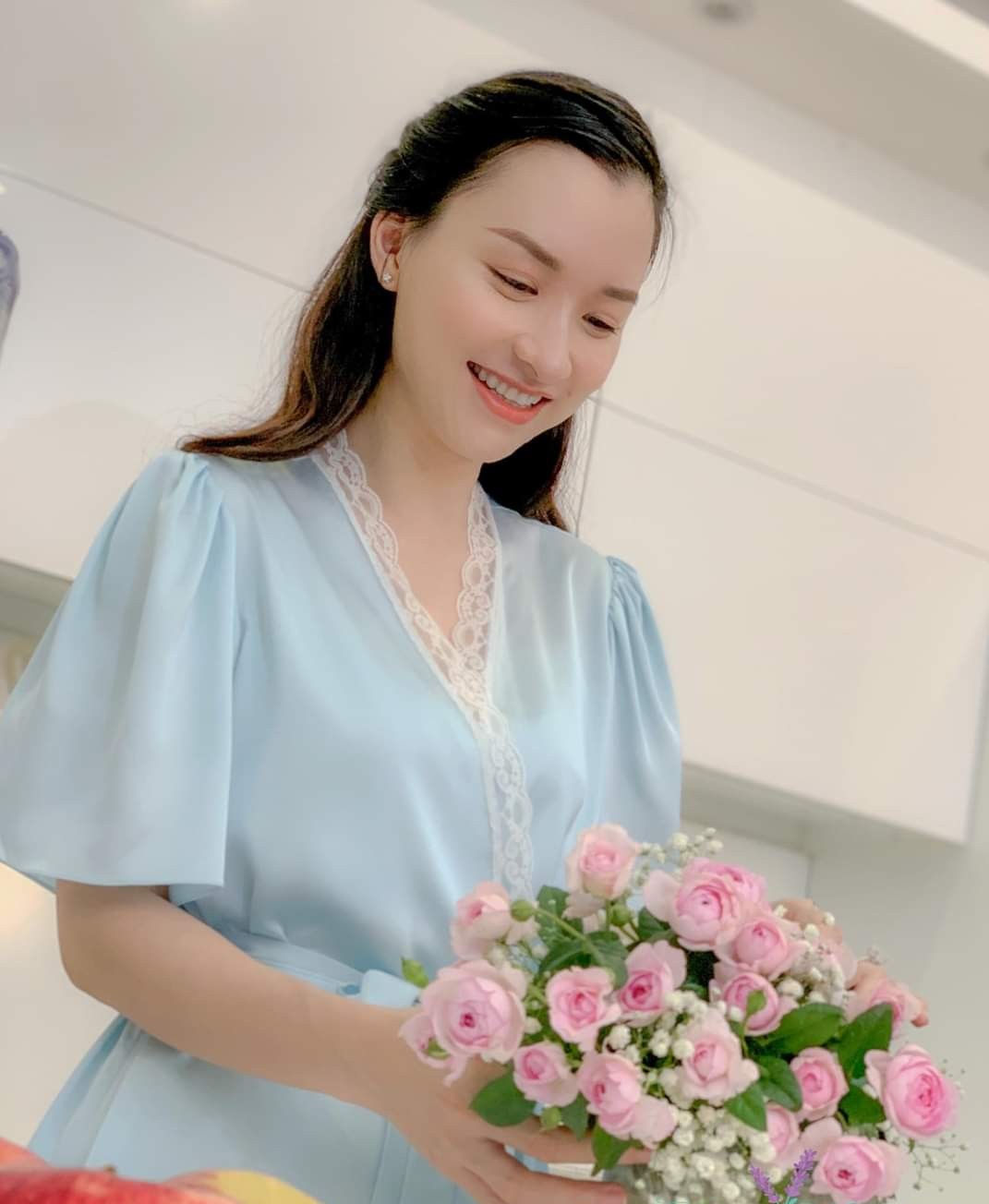 - Áo choàng ngủ lụa dáng dài qua gối phối ren viên sang chảnh mặc nhà,chụp hình cô dâu Freesize dưới 70kg