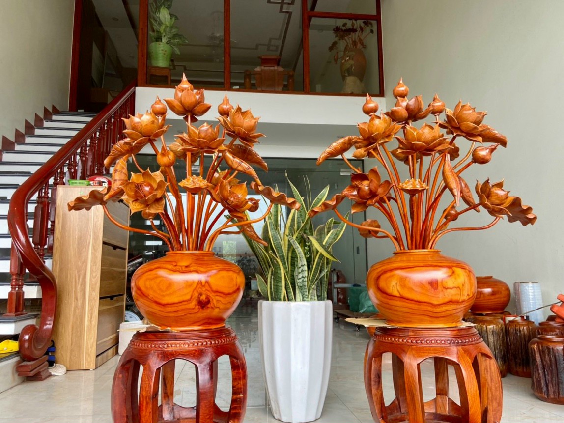 2 Hai bình hoa sen gỗ hương đỏ ,25 cành hoa lá gương bằng gỗ hương đá ,trang trí phòng khách ,phòng thờ quá đẹp