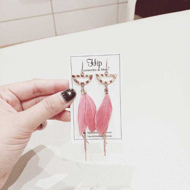 Khuyên chữ D ngang lông vũ