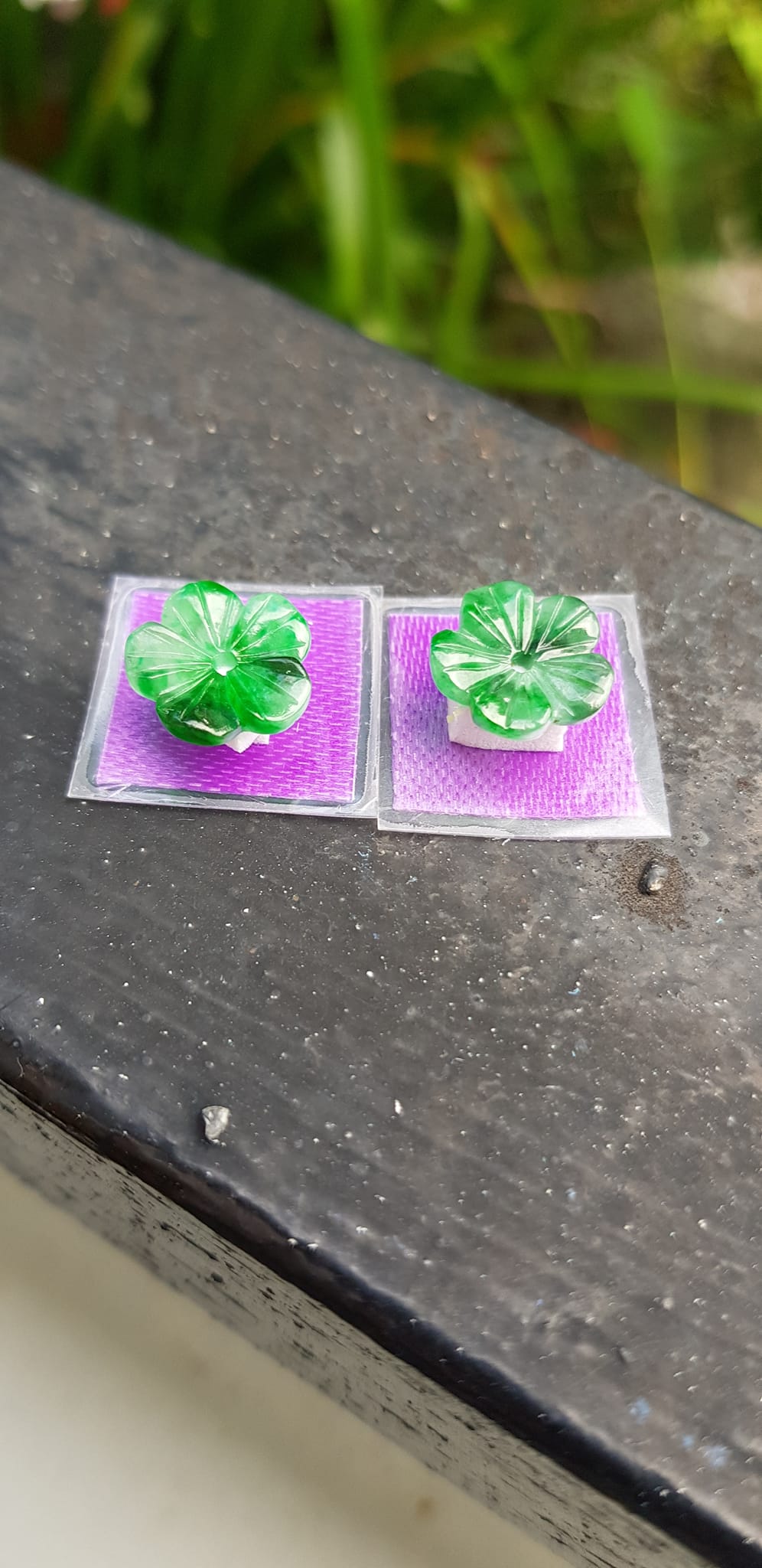 Đôi bông tai hoa mai đẹp đk 10mm x dầy 2mm đá cẩm thạch xanh tự nhiên lý sơn thủy trắng nhẹ các Chị em về bọc vàng lên đeo đẹp sang tai lắm nhé