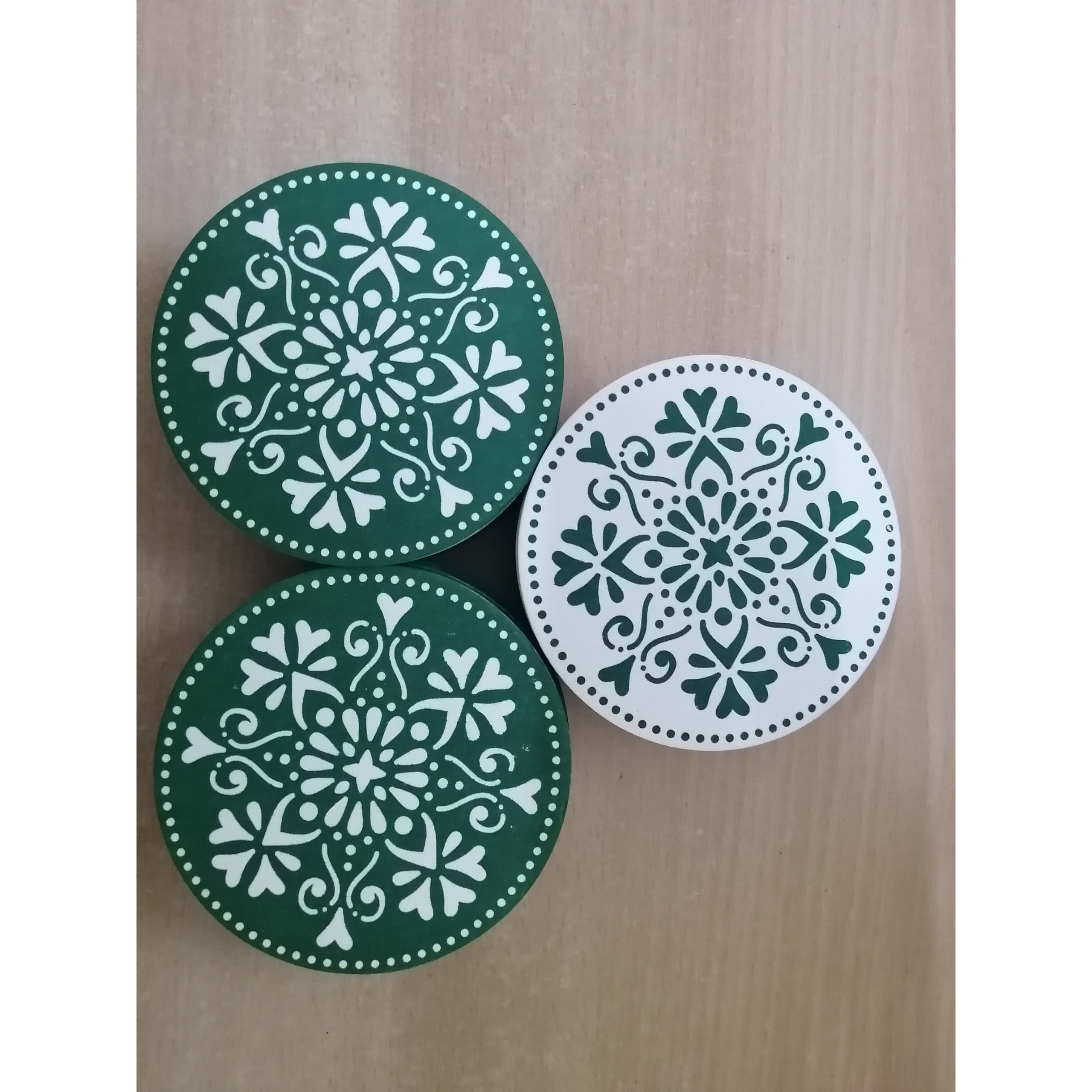 ĐẾ LÓT LY BẰNG GIẤY THƯƠNG HIỆU CỦA FNB IN HÌNH NGẪU NHIÊN ĐƯỜNG KÍNH 9 CM - MỘT LỐC SẢN PHẨM BAO GỒM 100 CÁI