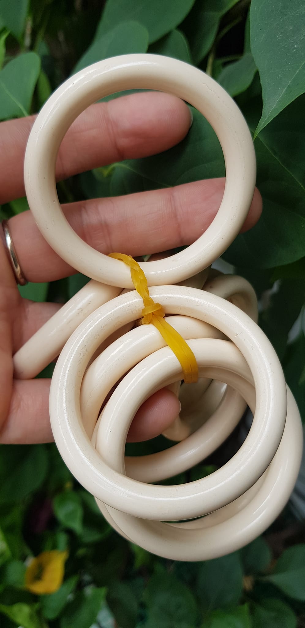Vòng Đeo Tay Cho Bé Trai Gái đeo từ 1 tuổi -dưới 4 tuổi Màu Trắng Giả Ngà Hay Gọi Xương Mỹ Nghệ tròn đẹp Vòng cho em bé đeo Ni 39mm x cọng 7mm shop giao bất kỳ đồng giá rẻ mà đẹp xinh tay ạ