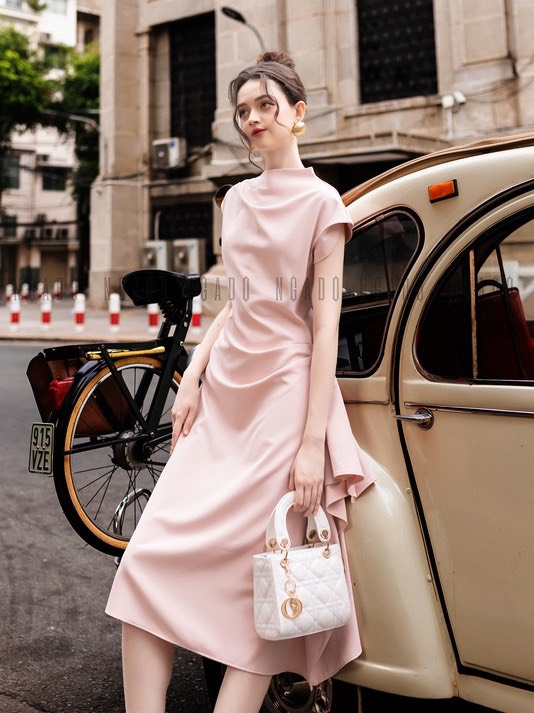 Đầm hồng cổ cao vạt xéo NGADO