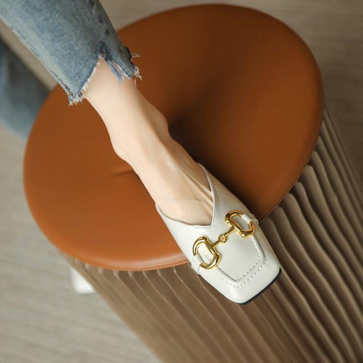 Giày sục da mềm khóa D