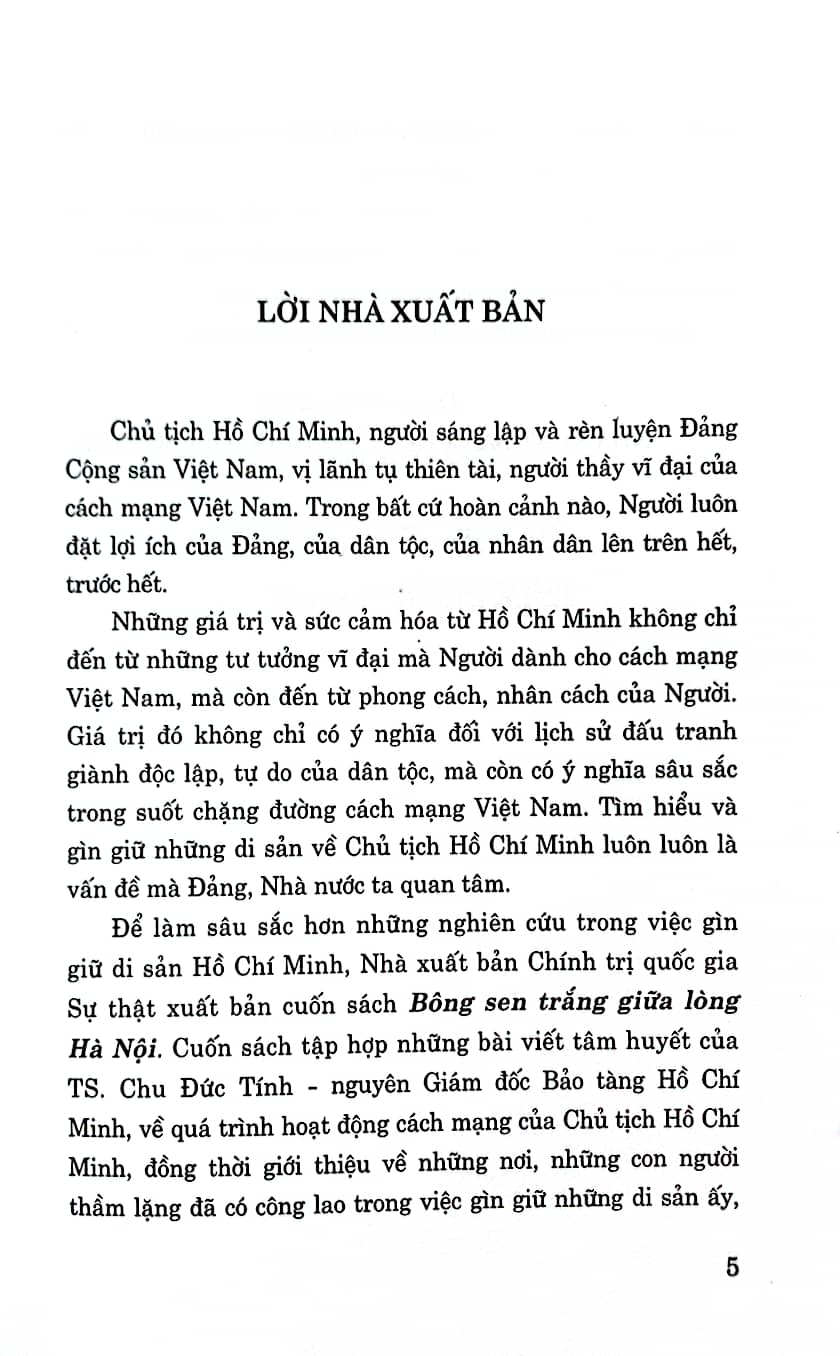 Bông sen trắng giữa lòng Hà Nội