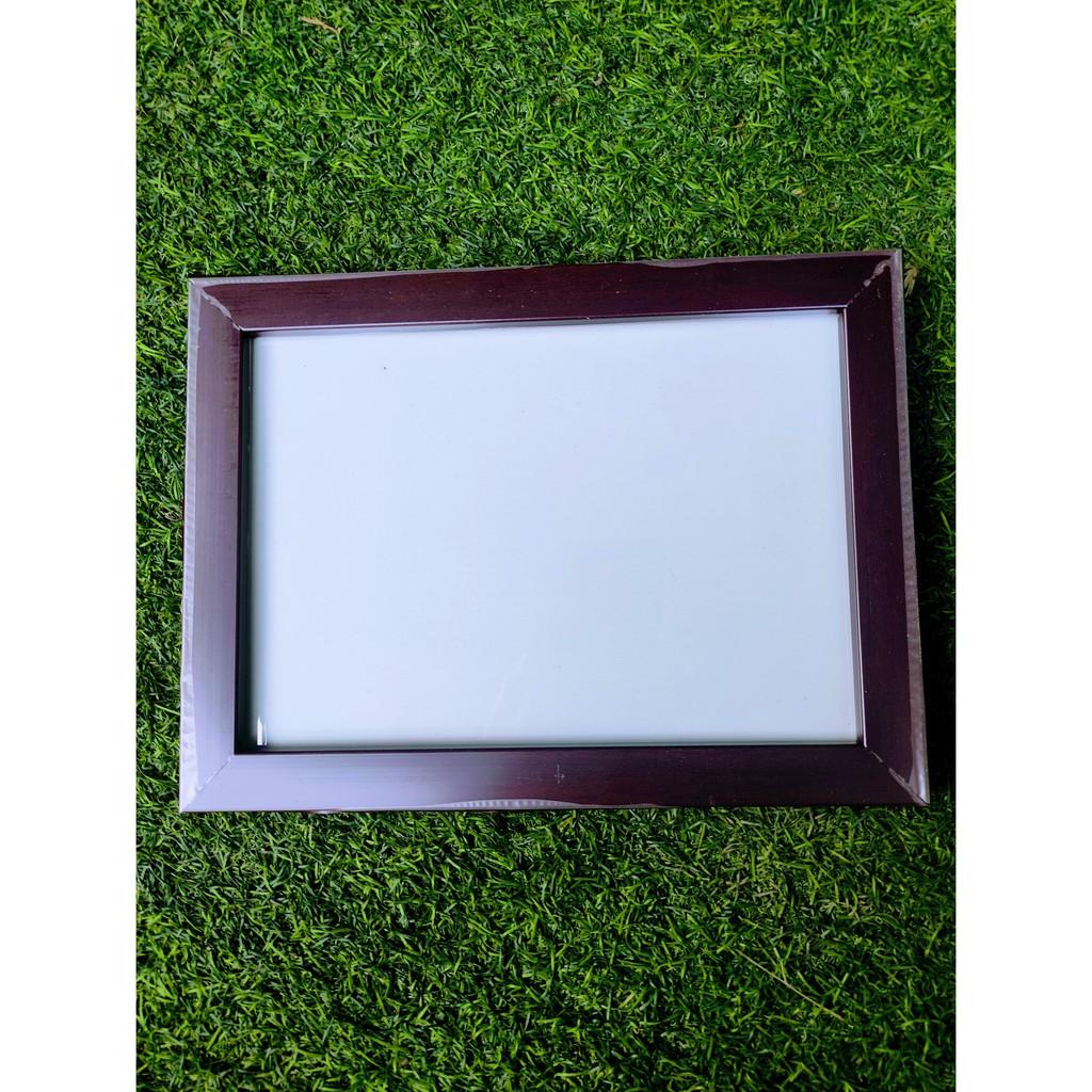Combo 11 chiếc khung ảnh treo tường: 8 chiếc 13x18cm, 3 chiếc 20x25cm mặt bằng mica, tặng kèm đinh và móc treo tường.