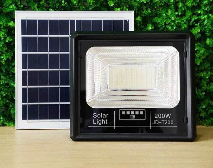 Đèn năng lượng mặt trời dạng pha 200W