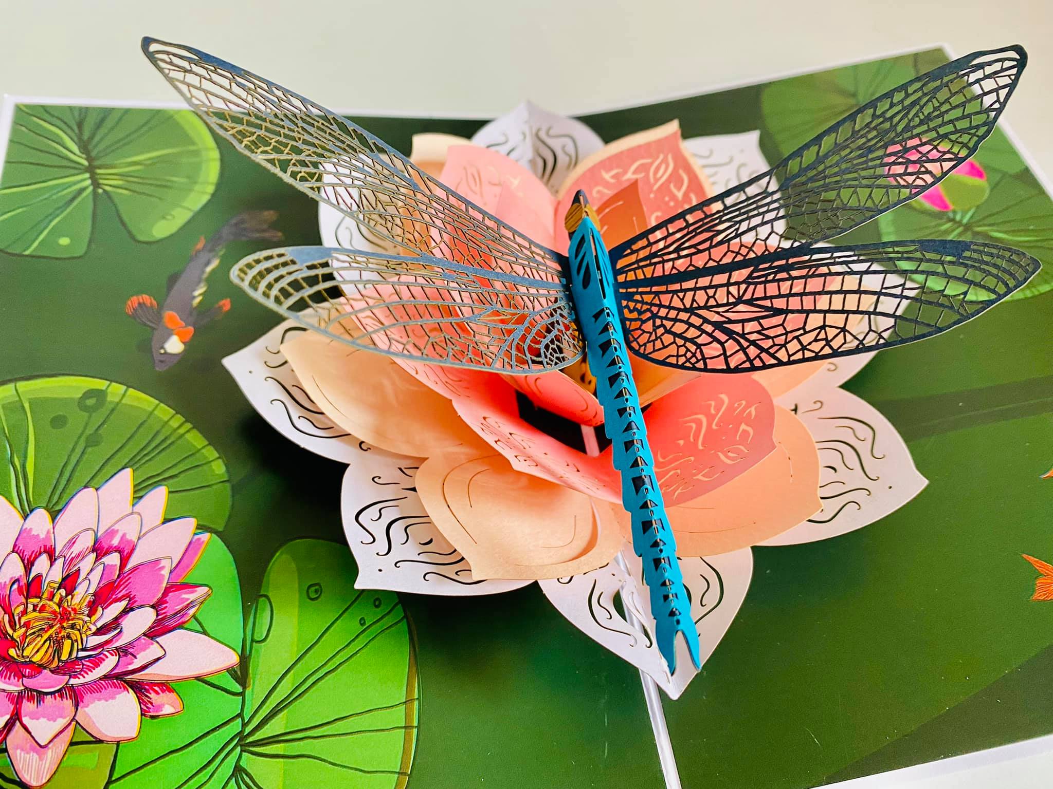 Thiệp 3D Pop Up Chuồn Chuồn &amp; Hoa Sen – Thiệp Nghệ Thuật, Thiệp Chúc Mừng, Sinh Nhật, Độc Đáo, F21
