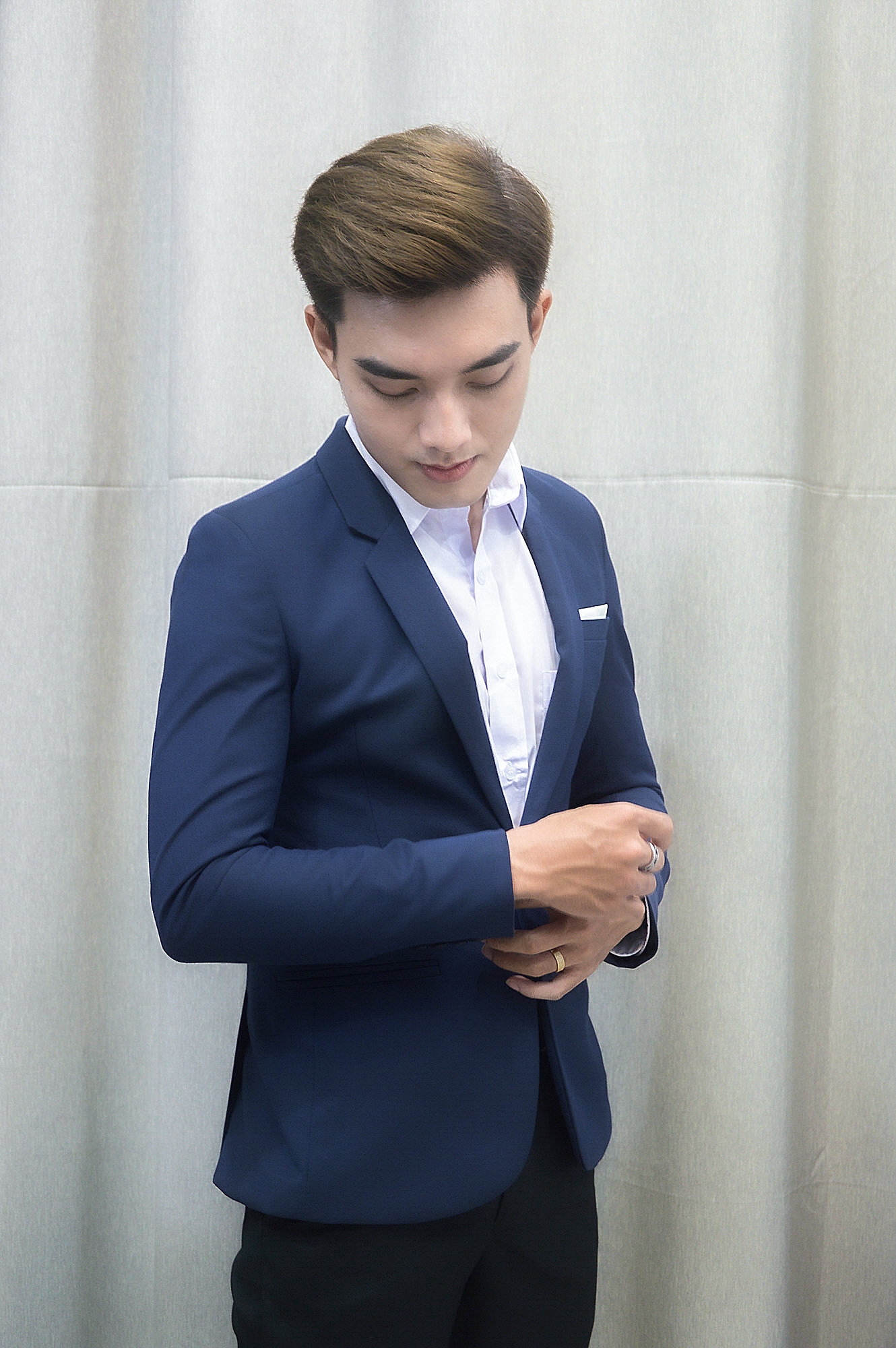 Bộ vest nam 1 nút ôm body màu xanh đen chất liệu mềm mỏng thoáng mát tặng kèm combo phụ kiện