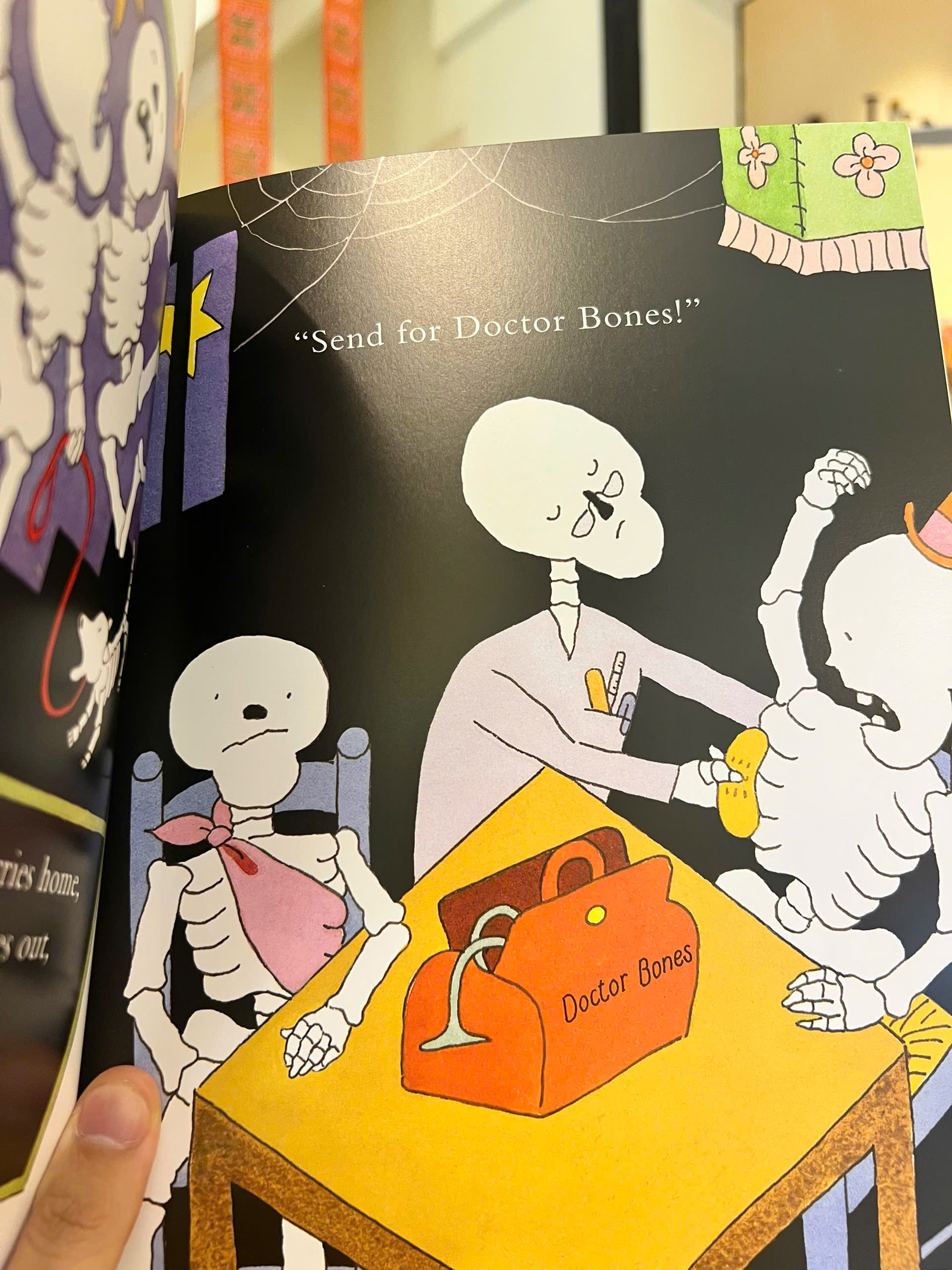Sách - Bumps in the Night (Funnybones Series)| Childrens Picture Book/ Ngoại văn Thiếu nhi Nhập khẩu