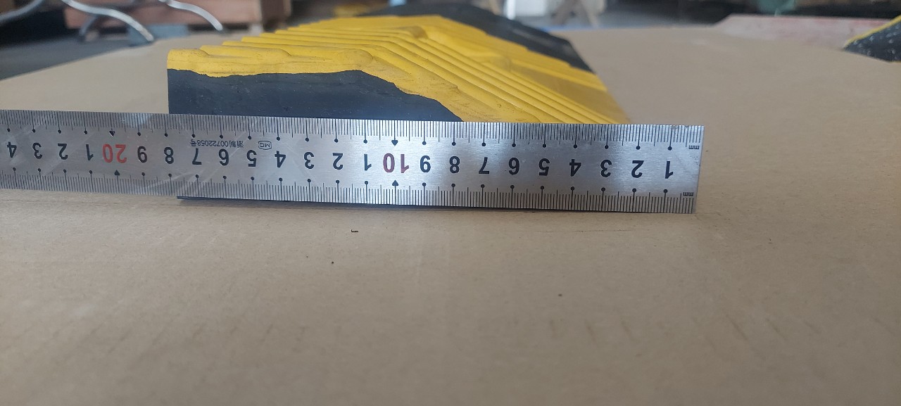 Cao su cầu dốc cao 5 dài 50 rộng 18cm màu vàng đen