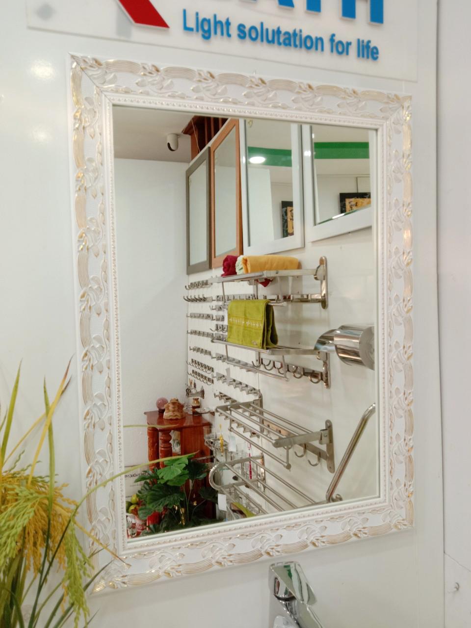 Gương soi Kibath khung màu trắng bảng 6 phân họa tiết vàng KT 60x80 cm KB-129