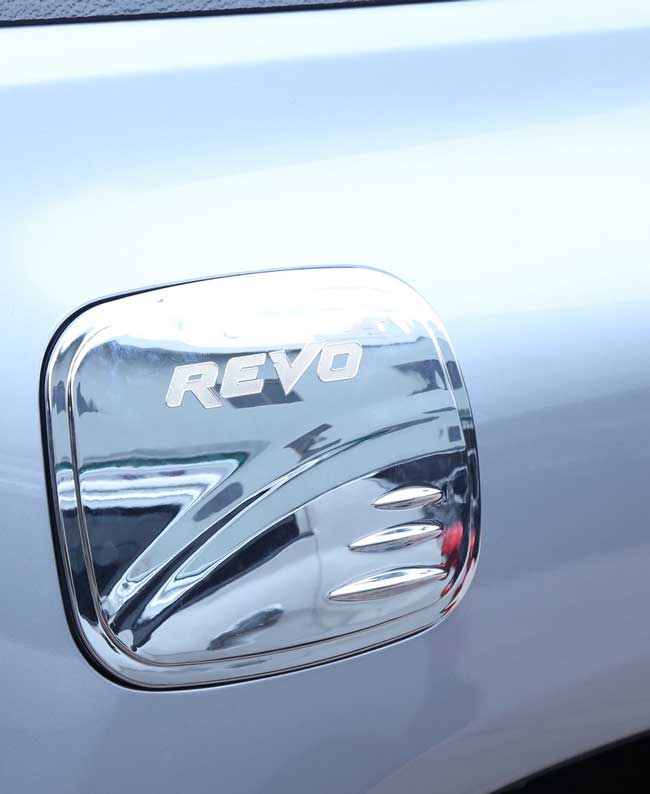 Ốp nắp bình xăng mạ Crom dành cho xe Toyota Hilux Revo