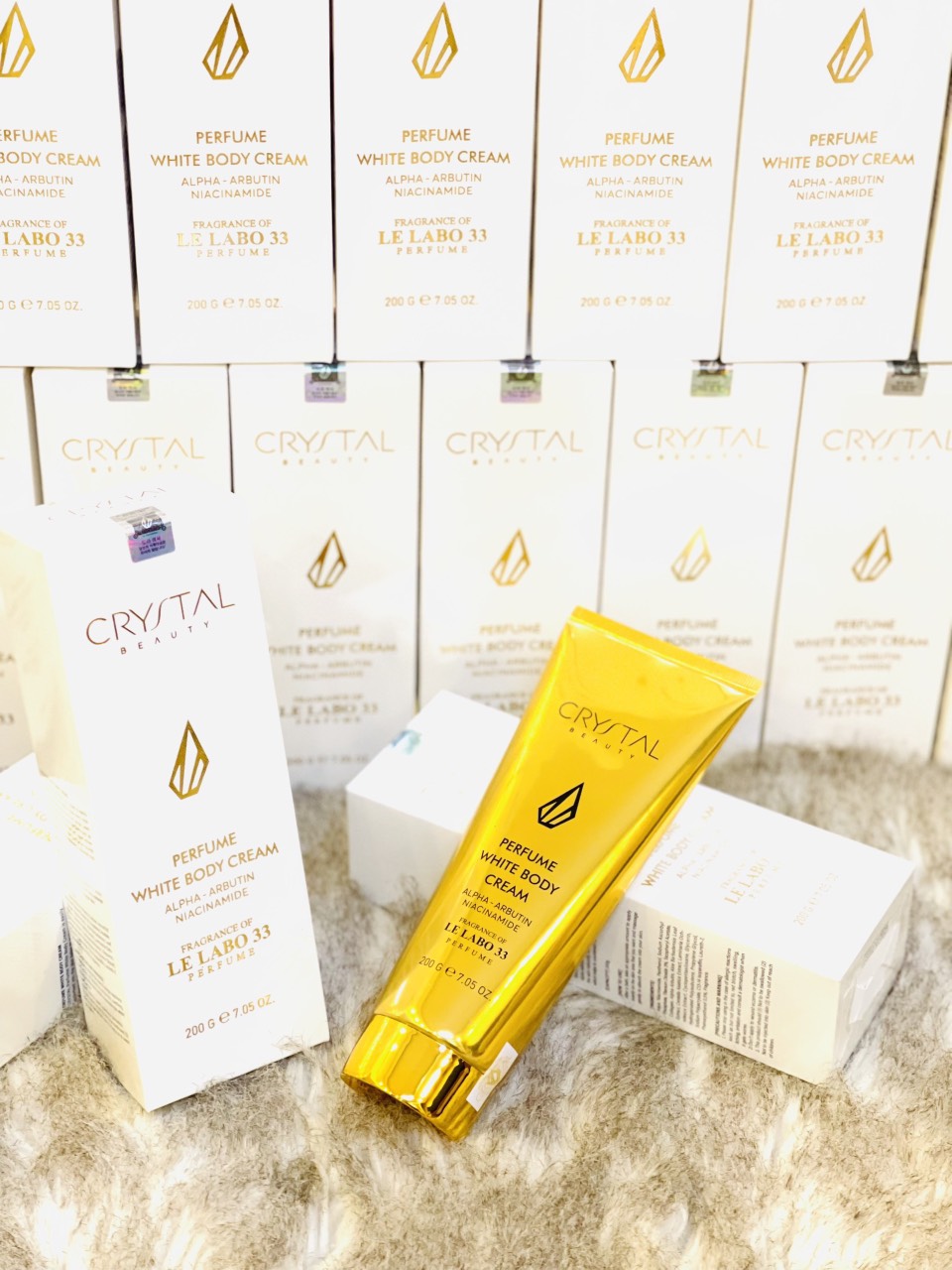 Dưỡng thể Body Crystal Perfume White Body Cream- giúp nâng tone da ngay tức thì, xóa mờ thâm sạm, giúp da sáng hồng, rạng rỡ và đều màu