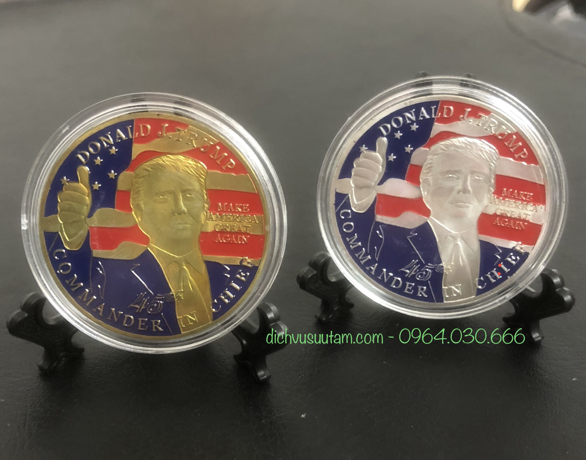 Bộ xu kỷ niệm tổng thống Trump vàng và bạc, kèm đế trưng bày xu