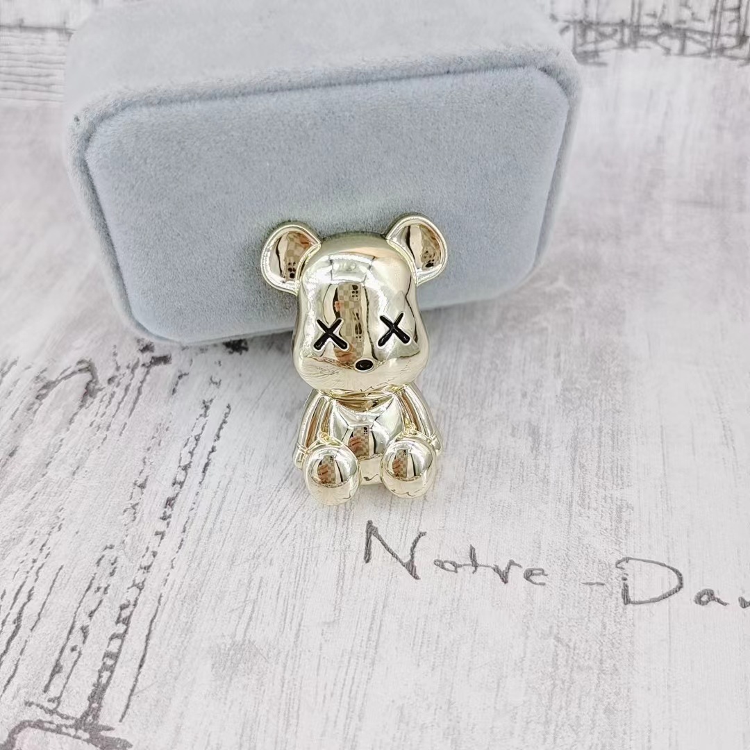 Ghim cài áo Gấu BearBrick siêu sang chảnh