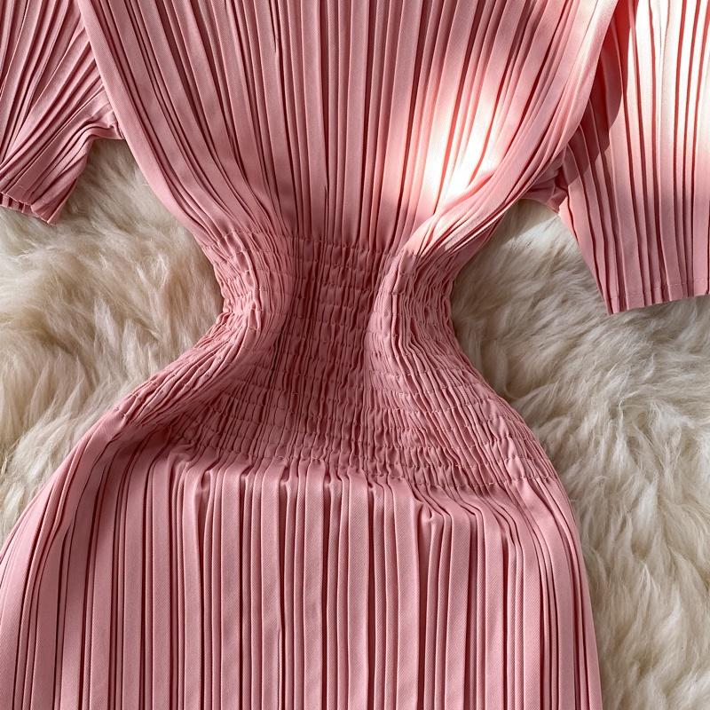 Đầm Body Đi Tiệc với chất vải dày dặn,co giãn tốt,eo phối thun co giãn thoải mái,đầm kiểu thiết kế tối giản,với điểm nhấn ở chất vải dập sóng kèm màu hồng trung tính nhẹ nhàng,ko kén màu da.