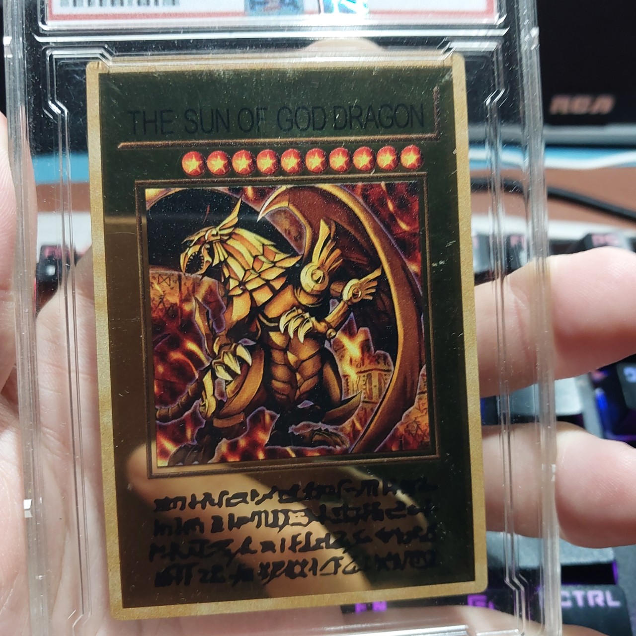 Thẻ yugioh kim loại kỹ niệm lá The Winged Dragon Of Ra Pgld-en031 vị thần Ras hợp kim ánh gương 1458 D10 2