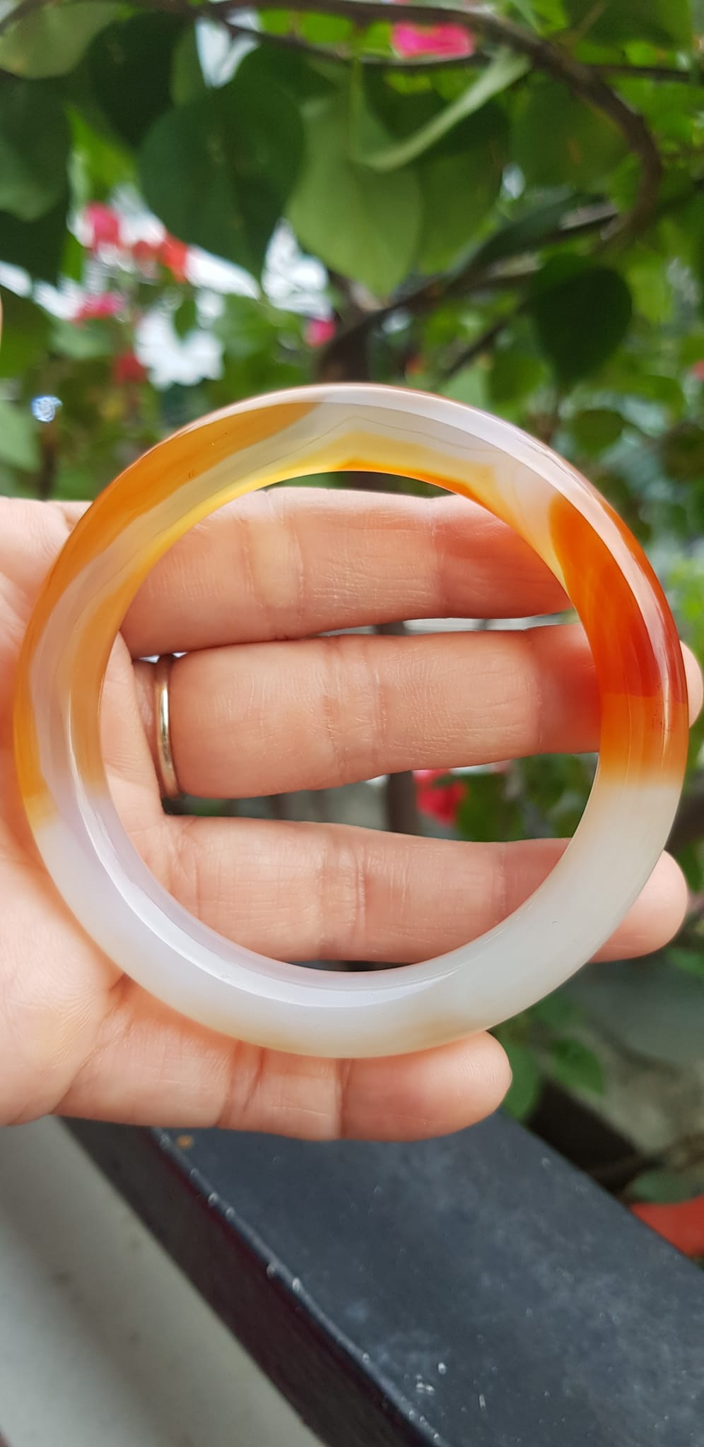 Vòng tay Nữ đá mã não đỏ cam trắng Ni 56mm x chột to 9mm Màu trắng đỏ cam nhẹ 1 bên vân nhẹ nhàng đẹp ạ Nữ 55kg - 63kg đeo xinh tay đẹp ạ