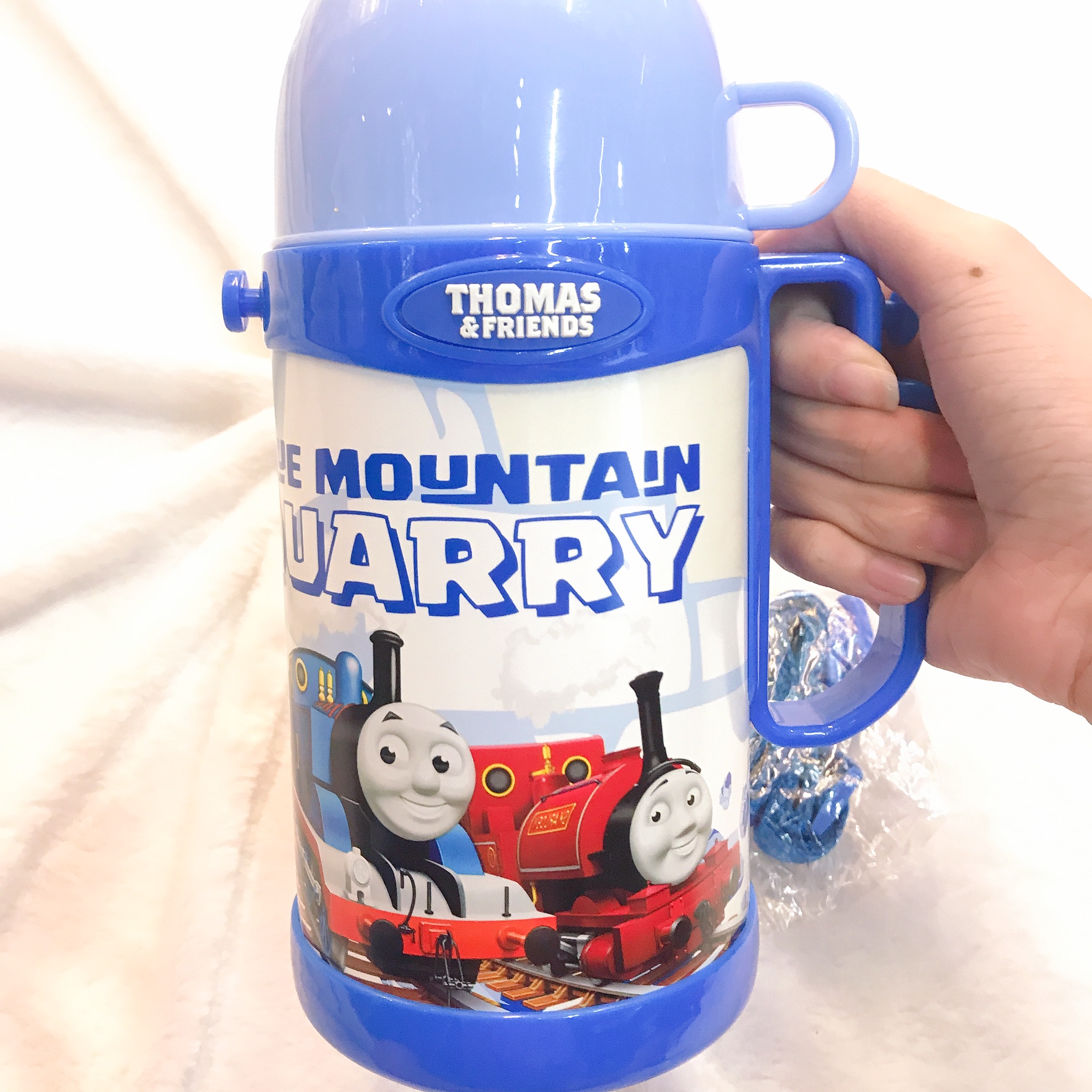 Bình nước giữ nhiệt có 1 quai cầm hình xe lửa Thomas màu xanh dương cho trẻ em, bé trai  - TM4261