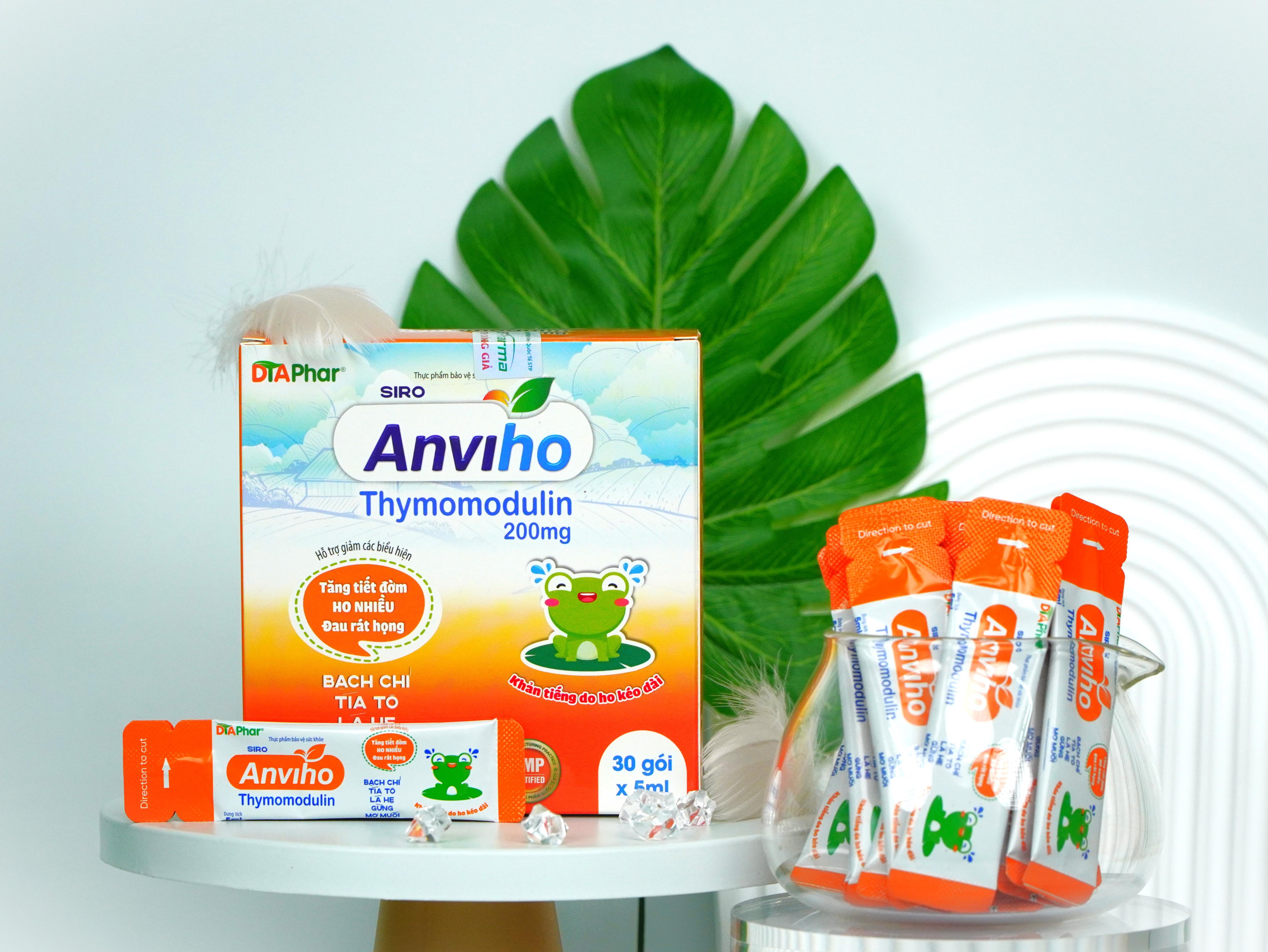 Siro uống Anviho cam Hỗ trợ làm ấm họng, giải cảm, giảm ho, long đờm, tăng cường sức đề kháng của trẻ. Hỗ trợ giảm đau rát họng do ho kéo dài, do viêm đường hô hấp trên Hộp 30 gói