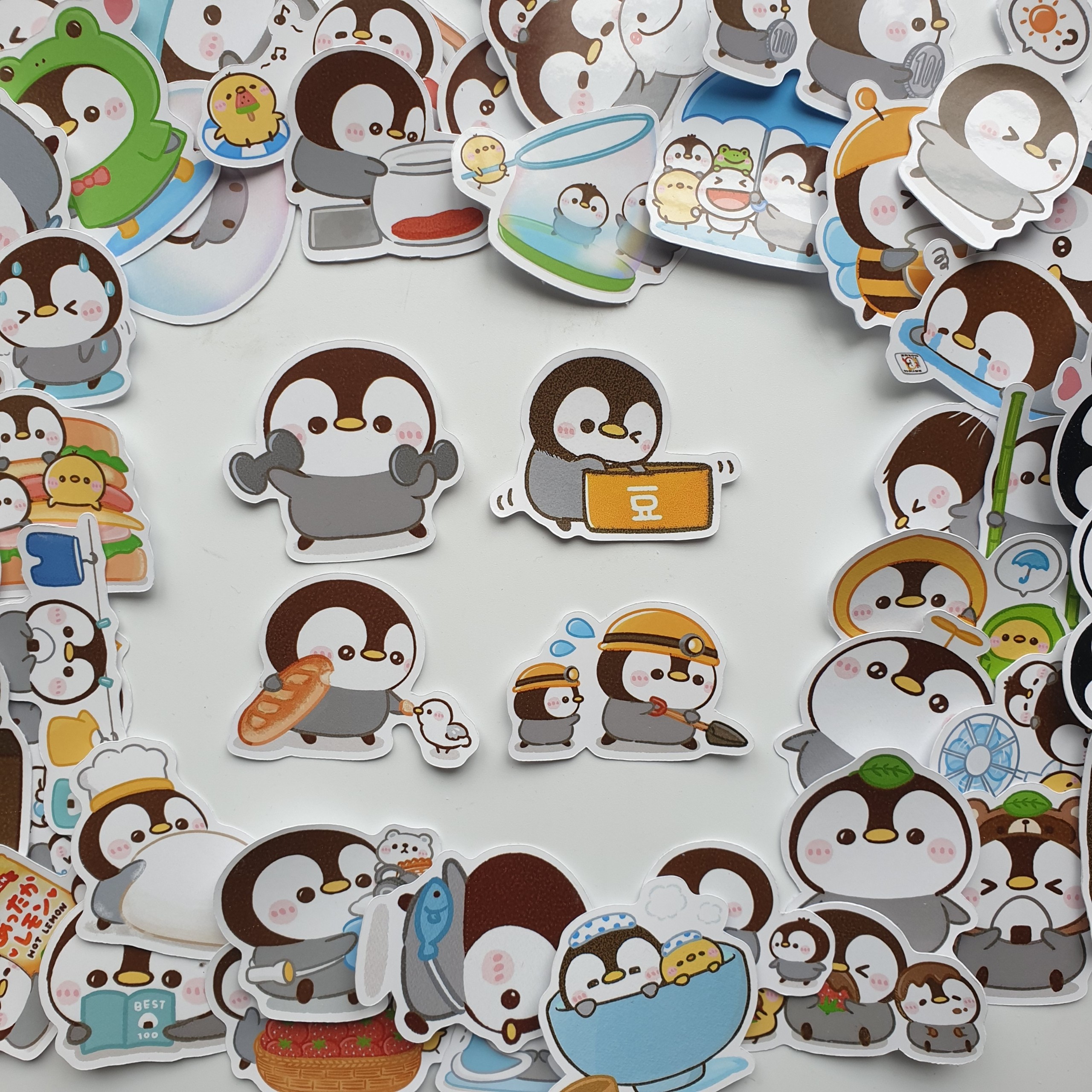 Sticker decal chủ đề chim cánh cụt dán laptop , điện thoại,bình nước hình dán trang trí