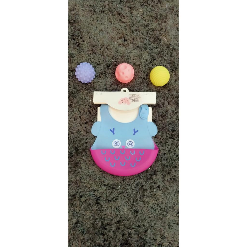Yếm ăn silicone cho bé từ 0-3 tuổi hai màu hình cartoon , thương hiệu Aiueo Nhật Bản