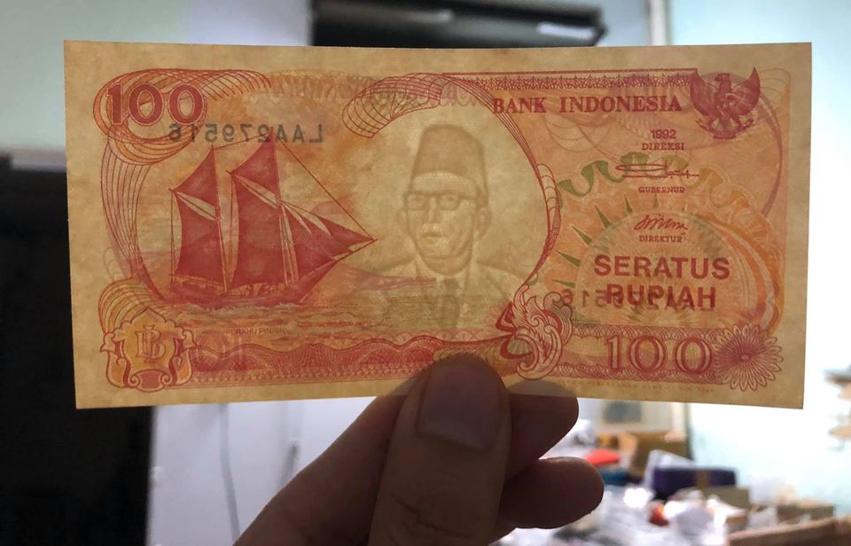 Tiền cổ Indonesia, 100 Rupiah thuận buồm xuôi gió 1992, phong thủy sưu tầm