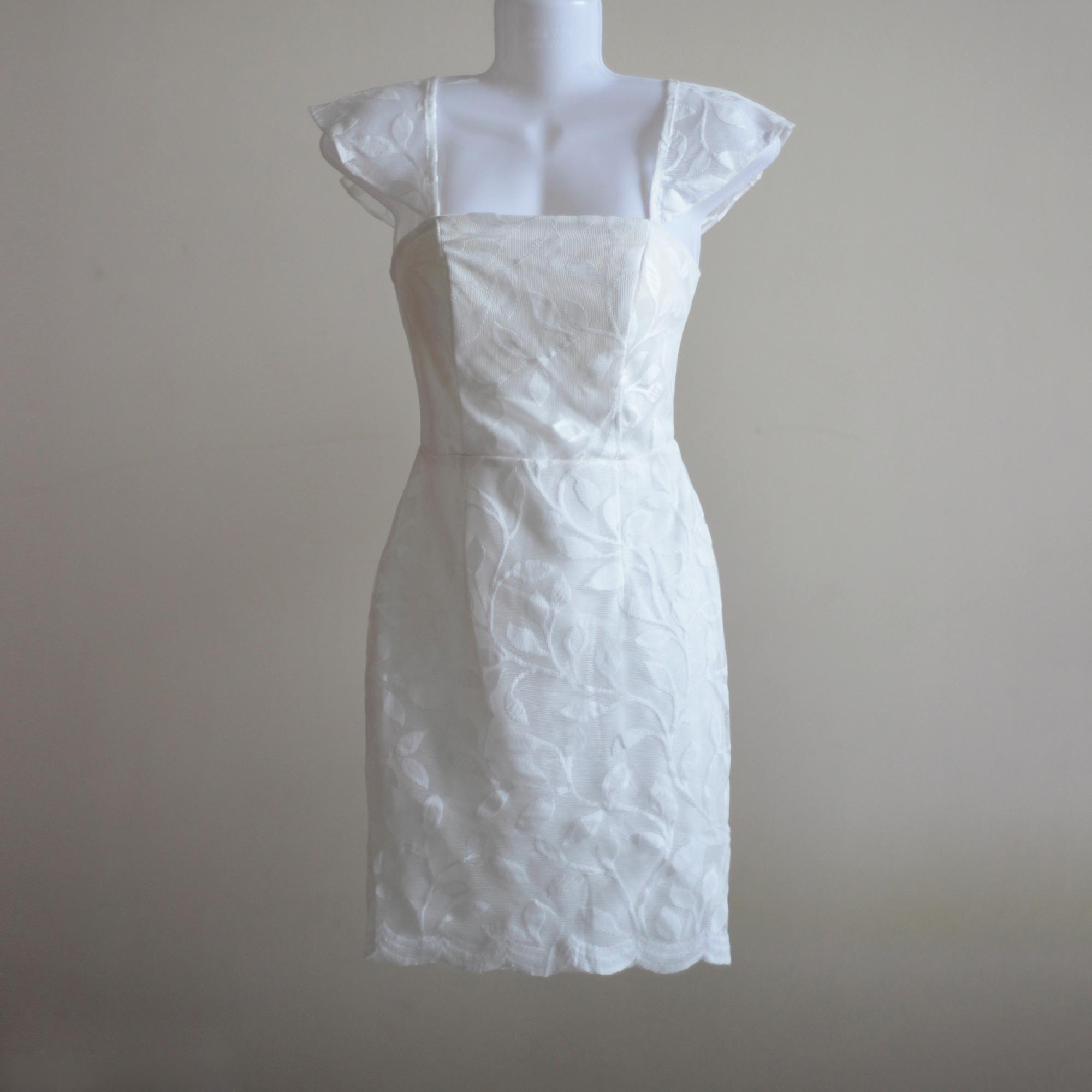 Đầm ren form ôm body màu trắng