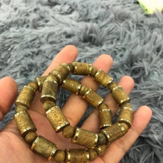 Vòng trầm hương thiên nhiên đính kèm bông hoa bằng bạc