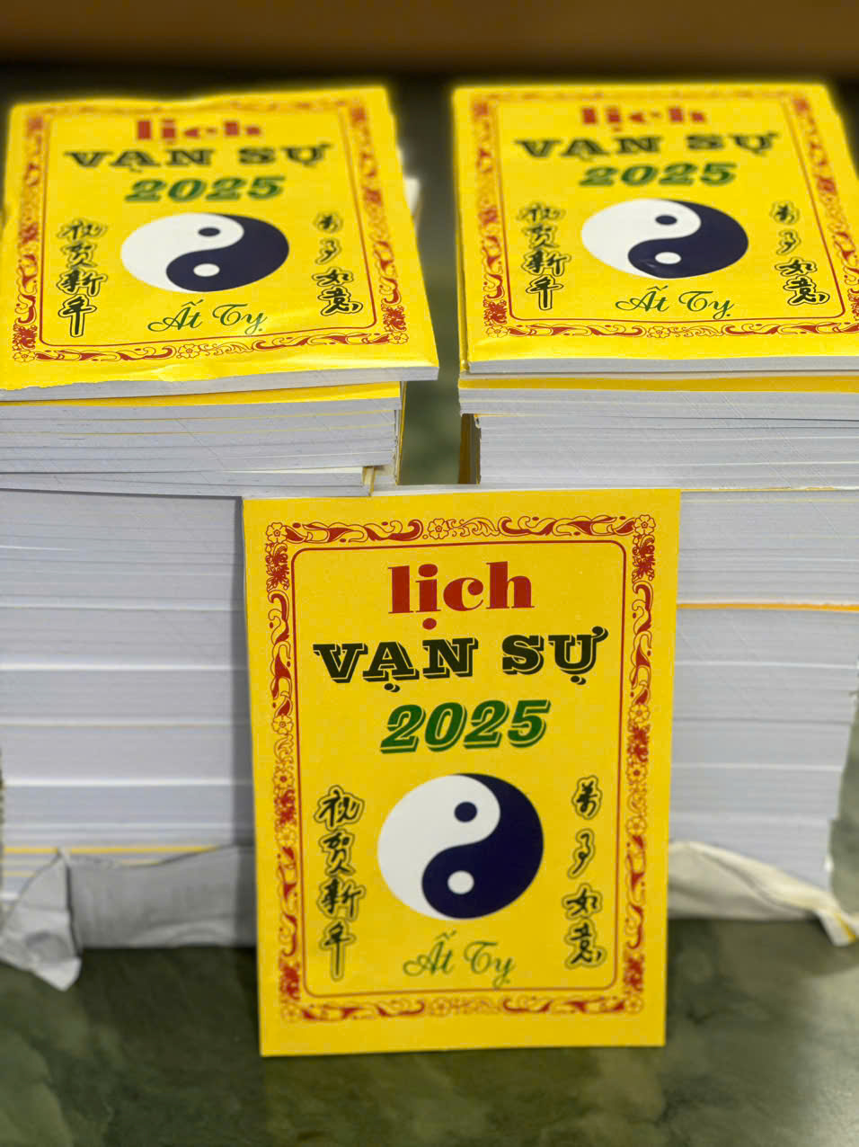 Sách - Lịch vạn sự Ất Tỵ 2025 - Chọn ngày lành tháng tốt