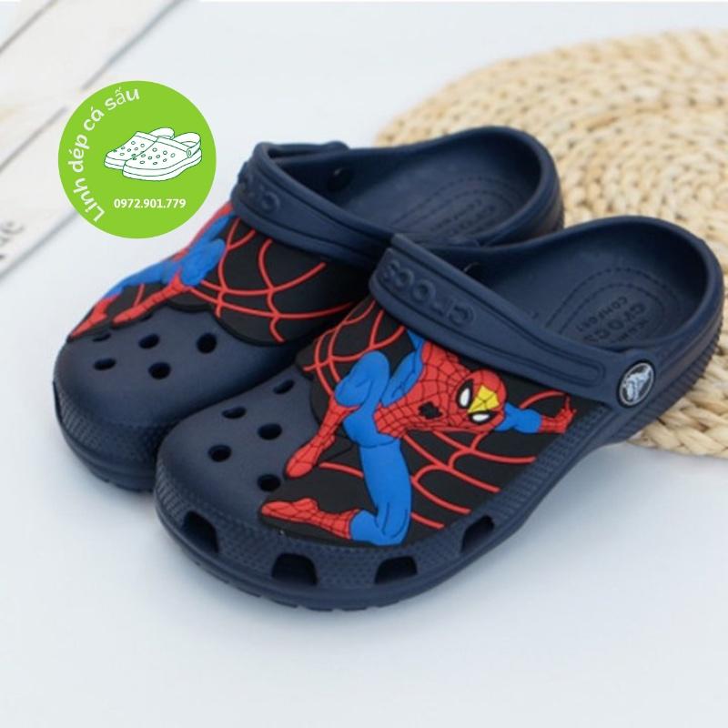 Dép sục cross trẻ em hình người nhện màu đen đúc liền khối tặng 10 sticker