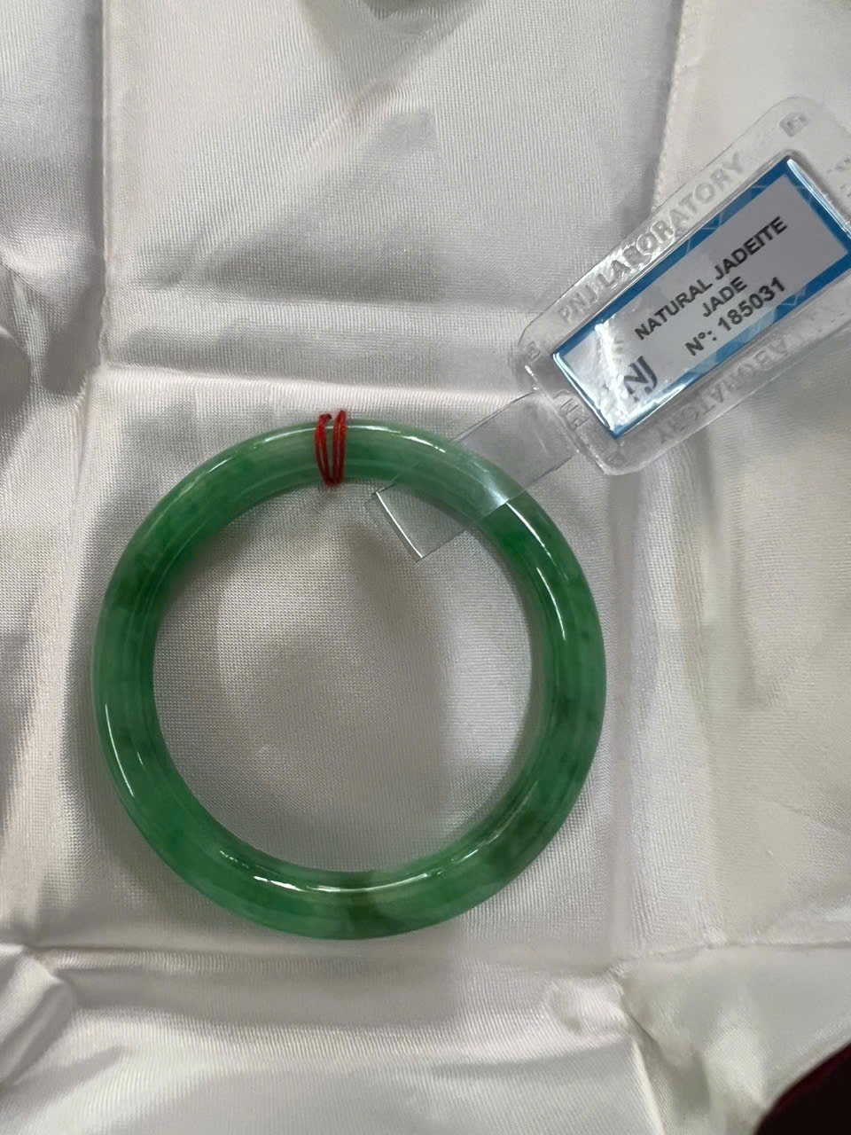 Vòng Cẩm Thạch Tự Nhiên Mới Sịn Đậu Lý Ni 50mm x chột 7,2mmm Vòng Kiểm Định P No 185031 Màu Xanh lý đều điểm vân trắng xanh đậm nhẹ bóng đều đẹp nữ 50kg - 54kg đeo sang tay món quà tặng chính mình tặng mẹ vợ ý nghĩa ạ